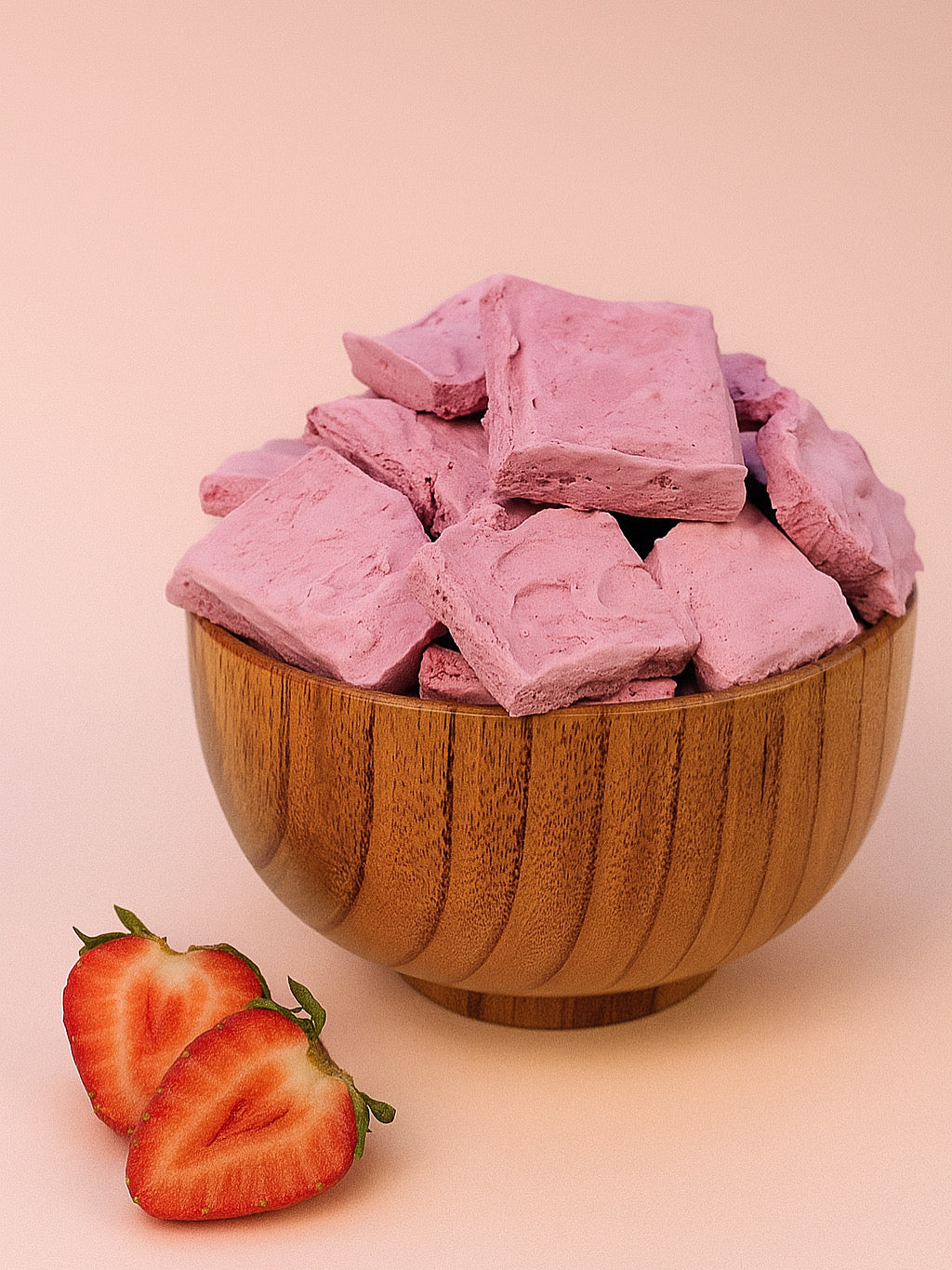 ايس كريم فراولة مع قطع فاكهة الفراوله